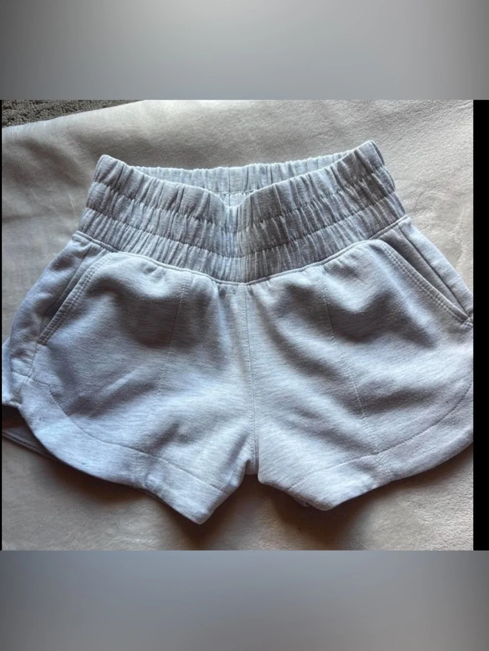 Grey yogalicious sweatshorts with pockets